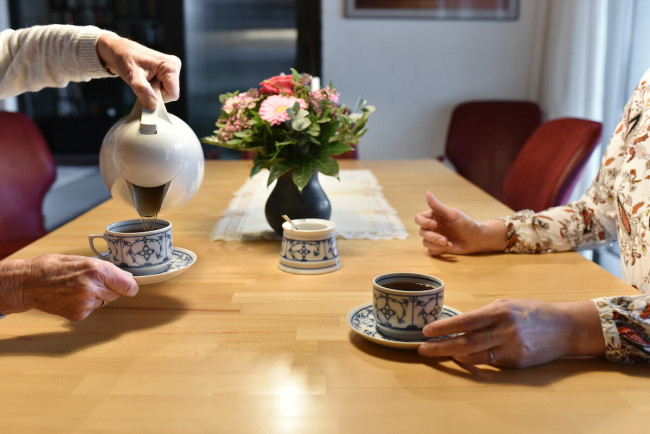 Menschen trinken gemeinsam Kaffee