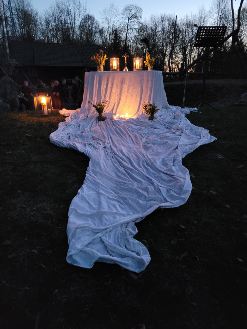 Altar mit Kerzen in der Natur